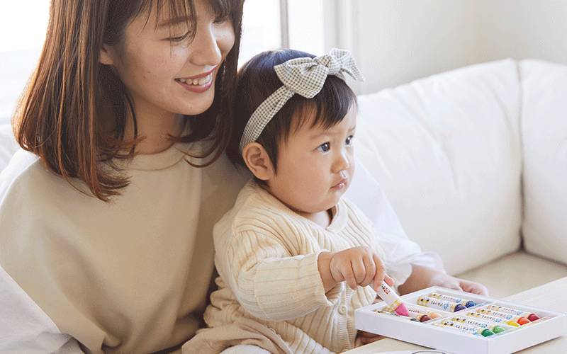 1歳児向けの汚れにくい描画材料紹介コラムのMV