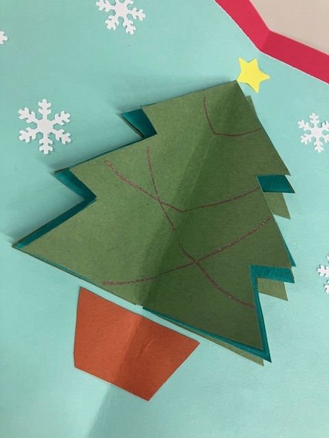 立体クリスマスカードにボールサインティアラを使って装飾している画像