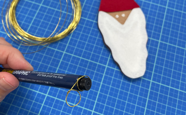縫わずに作るクリスマス向けオーナメントのサンタクロースの眼鏡を針金で作っているところ。