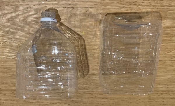 ペットボトルを使って筆を洗う道具を作っている様子
