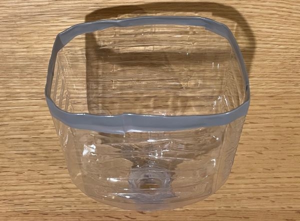 ペットボトルを使って筆を洗う道具を作っている様子2