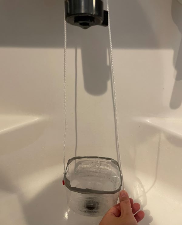 ペットボトルを使って筆を洗う道具を作っている様子3