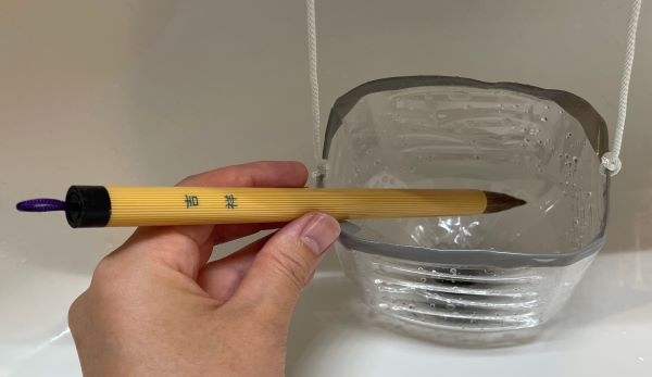 ペットボトルを使って筆を洗う道具を作っている様子4