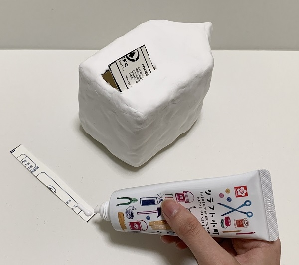 牛乳パックを芯材として、貯金箱を作った際の取り出し口の作り方です。