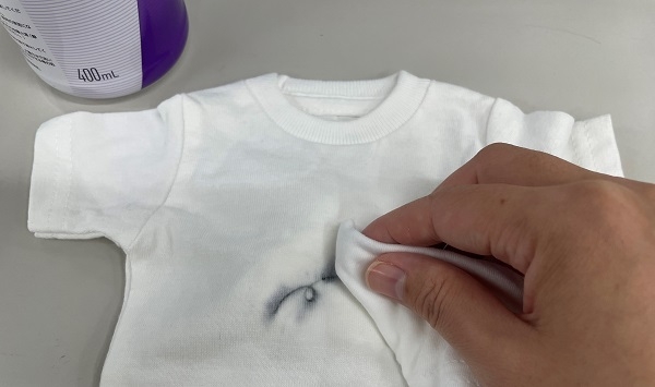 衣服についた油性ペンの汚れをエタノールで取っている様子
